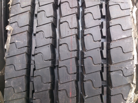 ขายยางอัดเย็น 1000R20 อัดมายังไม่เคยใช้ จำนวน 5 เส้น ถูกๆ เส้นละ3800