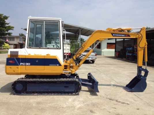 รถขุดแบคโฮล KOMATSU PC30-6 มีหัวเก๋ง มือสองจากญี่ปุ่น นำเข้าเอง ทำสีใหม่