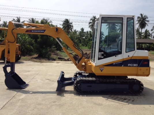 รถขุดแบคโฮล KOMATSU PC30-6 มีหัวเก๋ง มือสองจากญี่ปุ่น นำเข้าเอง ทำสีใหม่