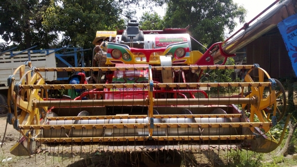 ขายรถเกี่ยวข้าวเกษตรพัฒนา จ้าวช้างไวไฟปี 49 พร้อม10ล้อเทรนเลอร์ 2เพลา Hino kt 725 ขายรถเกี่ยวข้าวเกษตรพัฒนา จ้าวช้างไวไฟปี 49 พร้อม10ล้อเทรนเลอร์ 2เพลา Hino kt 725