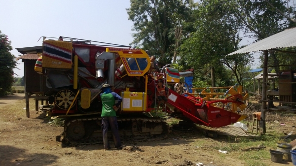ขายรถเกี่ยวข้าวเกษตรพัฒนา จ้าวช้างไวไฟปี 49 พร้อม10ล้อเทรนเลอร์ 2เพลา Hino kt 725