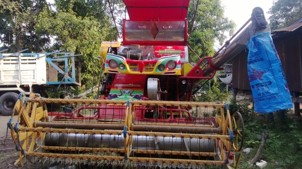 ขายรถเกี่ยวข้าวเกษตรพัฒนา จ้าวช้างไวไฟปี 49 พร้อม10ล้อเทรนเลอร์ 2เพลา Hino kt 725 ขายรถเกี่ยวข้าวเกษตรพัฒนา จ้าวช้างไวไฟปี 49 พร้อม10ล้อเทรนเลอร์ 2เพลา Hino kt 725