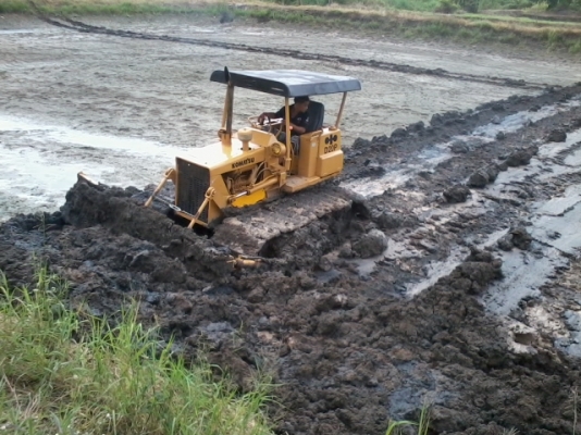 ขายแทรกเตอร์KOMATSU   D 2 OPLซุปเปอร์รถสวยมากแผ่นแทรก70ราคาเปิด250000