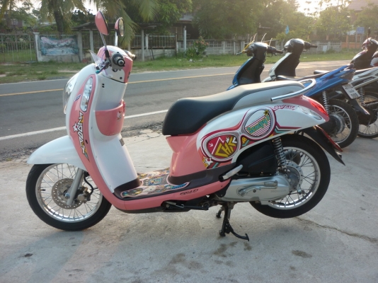 ฮอนด้า สกู๊ปปี้ ไอ สีชมพูหวานๆน่ารัก   31500 บาท