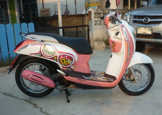 ฮอนด้า สกู๊ปปี้ ไอ สีชมพูหวานๆน่ารัก   31500 บาท