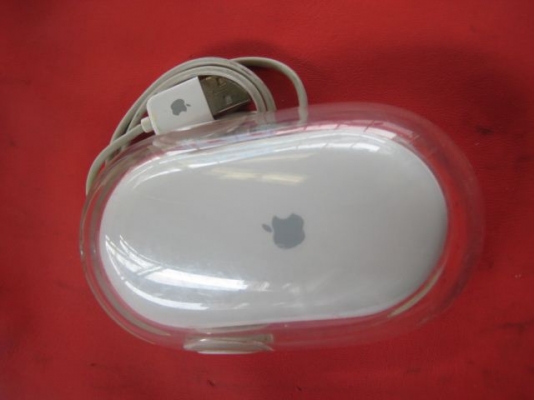 ขาย Mouse Mac มือ2 .ใช้งานได้ปกติ สภาสวยมาก 95 เปอร์เซ็นต์มีแค่ 2 ตัวนะครับ ราคาตัวละ 600 บาทพร้อมส่งทั่วไทย