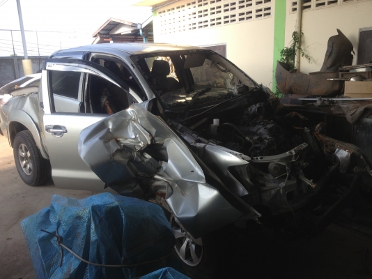 ขายซากวีโก้4ประตูปรีรันเนอร์ปี06ตัวE165000บาทรถไฟไหม้ห้องเครื่องกับห้องโดยสารครับ