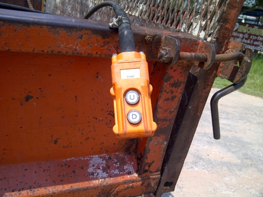 ขายหกล้อพร้อมใช้งานคณุหนุมทางหลาง เครื่องแห้งๆแรงดี  ระบบไฮดรอลิคขึ่นลงไฟฟ้า มอเตอร์