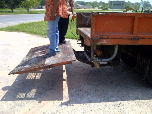 ขายหกล้อพร้อมใช้งานคณุหนุมทางหลาง เครื่องแห้งๆแรงดี  ระบบไฮดรอลิคขึ่นลงไฟฟ้า มอเตอร์