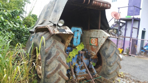 ขายรถไถ FORD 6600 เพลาเดี่ยว ใบมีดดันหน้า 3 จาน ไม่มีเอกสาร ราคา 270000