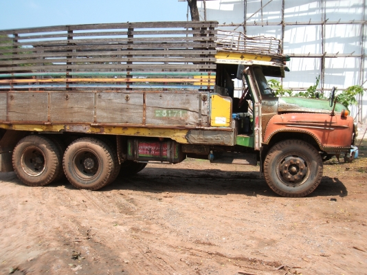 รถสิบล้อบรรทุกหัวยาว