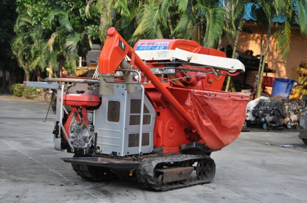 ขายเครื่องนวดข้าวKUBOTAติดรถบรรทุก ตีนตะขาบสภาพสวยจัด เดิมญี่ปุ่น อะเนคประสงค์35,000เท่านั้น!!