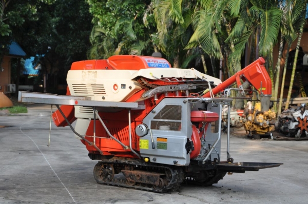 ขายเครื่องนวดข้าวKUBOTAติดรถบรรทุก ตีนตะขาบสภาพสวยจัด เดิมญี่ปุ่น อะเนคประสงค์35,000เท่านั้น!!