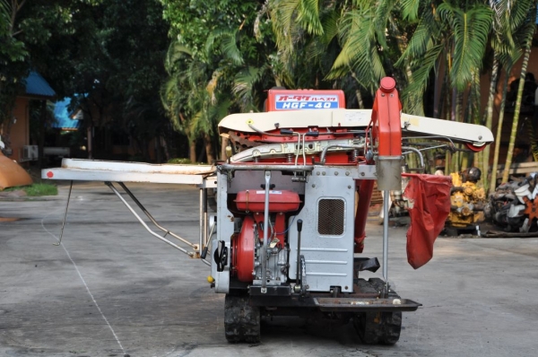 ขายเครื่องนวดข้าวKUBOTAติดรถบรรทุก ตีนตะขาบสภาพสวยจัด เดิมญี่ปุ่น อะเนคประสงค์35,000เท่านั้น!!