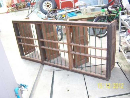 หน้าต่างไม้สัก