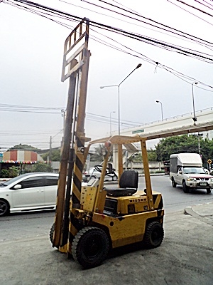 ขายรถยกนิสสัน 1.5 ตัน  เครื่องเบนซิน  เสาสูง 3 เมตร  พวงมาลัยเพาเว่อร์  สีเดิมจากนอก นำเข้าจากญี่ปุ่น ใช้งานได้ทันที