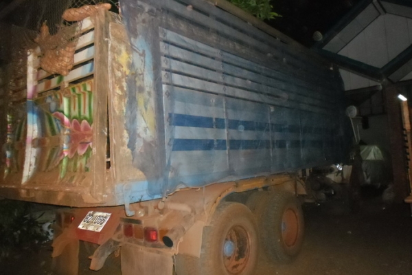 HINO F18 - 185 HP HO7C สิบล้อดั๊มพ์ 2 เพลา มีสโลว์ครบพร้อม กระบะดั๊มพ์มิเนียมคอกเกษตร 12 ตันสภาพสวย เครื่องแน่นแรงดี หัวบางเดิมไม่มีผุไม่เคยทำสีเลย พวงมาลัยเพาเวอร์ เบรคทริ๊ปฟี้ครบพร้อม ช่วงล่างคัชซีสวยมากๆไม่มีบวมไม่มีแตก ยางสภาพดี 10 เส้นประมาณ 70\% พร้อ