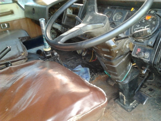 HINO KT725 - 168 HP EH700 สิบล้อดั๊มพ์ 2 เพลา สภาพสวยพร้อมใช้งาน เครื่องดีแรงดีมาก หัวเก๋ง F18 บางสวยไม่ผุ ภายในยังอยู่ครบ พวงมาลัยเพาเวอร์ ช่วงล่างคัชซีสวย ยางสภาพดี 70\% พร้อมใช้งาน เอกสารทะเบียนภาษีครบถูกต้องไม่ขาดพร้อมโอนครับ