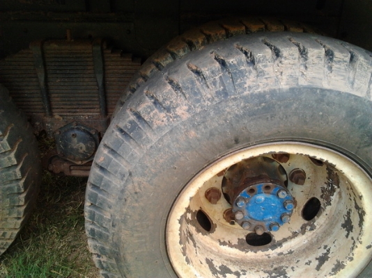 HINO KT725 - 168 HP EH700 สิบล้อดั๊มพ์ 2 เพลา สภาพสวยพร้อมใช้งาน เครื่องดีแรงดีมาก หัวเก๋ง F18 บางสวยไม่ผุ ภายในยังอยู่ครบ พวงมาลัยเพาเวอร์ ช่วงล่างคัชซีสวย ยางสภาพดี 70\% พร้อมใช้งาน เอกสารทะเบียนภาษีครบถูกต้องไม่ขาดพร้อมโอนครับ