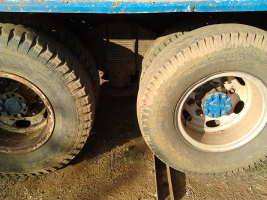 HINO KT725 - 168 HP EH700 สิบล้อดั๊มพ์ 2 เพลา สภาพสวยพร้อมใช้งาน เครื่องดีแรงดีมาก หัวเก๋ง F18 บางสวยไม่ผุ ภายในยังอยู่ครบ พวงมาลัยเพาเวอร์ ช่วงล่างคัชซีสวย ยางสภาพดี 70\% พร้อมใช้งาน เอกสารทะเบียนภาษีครบถูกต้องไม่ขาดพร้อมโอนครับ