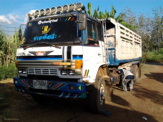 HINO KT725 - 168 HP EH700 สิบล้อดั๊มพ์ 2 เพลา สภาพสวยพร้อมใช้งาน เครื่องดีแรงดีมาก หัวเก๋ง F18 บางสวยไม่ผุ ภายในยังอยู่ครบ พวงมาลัยเพาเวอร์ ช่วงล่างคัชซีสวย ยางสภาพดี 70\% พร้อมใช้งาน เอกสารทะเบียนภาษีครบถูกต้องไม่ขาดพร้อมโอนครับ