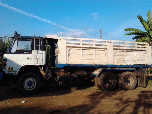 HINO KT725 - 168 HP EH700 สิบล้อดั๊มพ์ 2 เพลา สภาพสวยพร้อมใช้งาน เครื่องดีแรงดีมาก หัวเก๋ง F18 บางสวยไม่ผุ ภายในยังอยู่ครบ พวงมาลัยเพาเวอร์ ช่วงล่างคัชซีสวย ยางสภาพดี 70\% พร้อมใช้งาน เอกสารทะเบียนภาษีครบถูกต้องไม่ขาดพร้อมโอนครับ