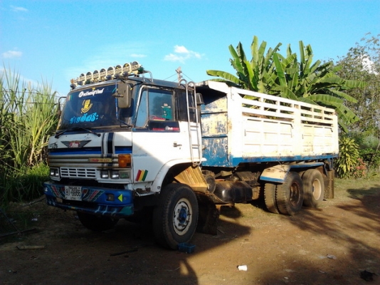 HINO KT725 - 168 HP EH700 สิบล้อดั๊มพ์ 2 เพลา สภาพสวยพร้อมใช้งาน เครื่องดีแรงดีมาก หัวเก๋ง F18 บางสวยไม่ผุ ภายในยังอยู่ครบ พวงมาลัยเพาเวอร์ ช่วงล่างคัชซีสวย ยางสภาพดี 70\% พร้อมใช้งาน เอกสารทะเบียนภาษีครบถูกต้องไม่ขาดพร้อมโอนครับ