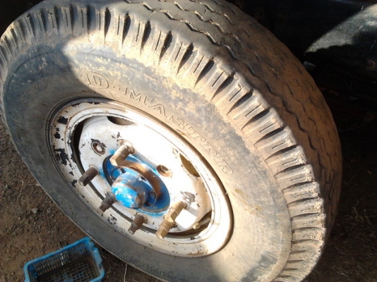 HINO KT725 - 168 HP EH700 สิบล้อดั๊มพ์ 2 เพลา สภาพสวยพร้อมใช้งาน เครื่องดีแรงดีมาก หัวเก๋ง F18 บางสวยไม่ผุ ภายในยังอยู่ครบ พวงมาลัยเพาเวอร์ ช่วงล่างคัชซีสวย ยางสภาพดี 70\% พร้อมใช้งาน เอกสารทะเบียนภาษีครบถูกต้องไม่ขาดพร้อมโอนครับ