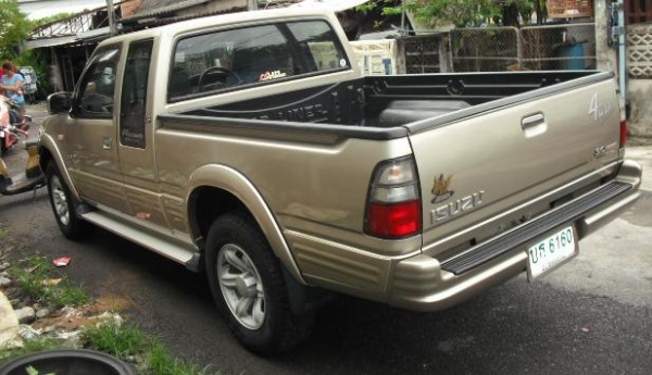 ขายอีซูซู4*4เครื่อง3.0SLเครื่องดีสีสวยเดิมวิ่งน้อยวิ่ง152000กม.เองครับ(ราคาต่อรองได้)