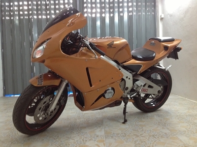 ขาย CBR400 ทะเบียนแท้ เอกสารครบภาษีไม่ขาดต่อแฟริ่งแต่งCBR600 ของแต่งพอสมควร
