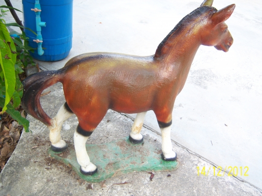 ม้าปูนแต่งสวน