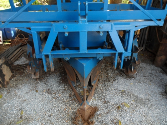 ขายแล้วครับ เครื่องปลูกอ้อยร่องคู่ ส่งไปใช้งานที่ สปป.ลาวครับ