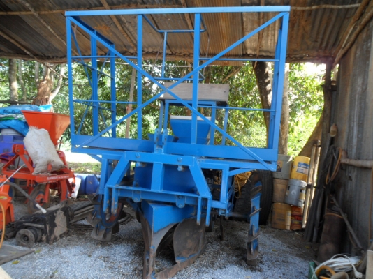 ขายแล้วครับ เครื่องปลูกอ้อยร่องคู่ ส่งไปใช้งานที่ สปป.ลาวครับ