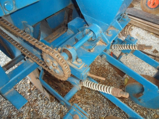 ขายแล้วครับ เครื่องปลูกอ้อยร่องคู่ ส่งไปใช้งานที่ สปป.ลาวครับ