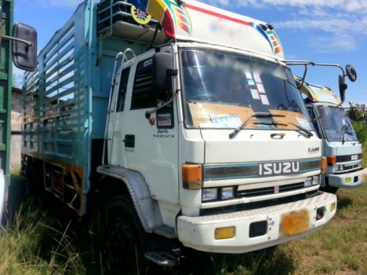 รถอิซูซุ 10 ล้อ  รั่ว 185 แรงม้า    สนใจติดต่อ 081 - 6079515