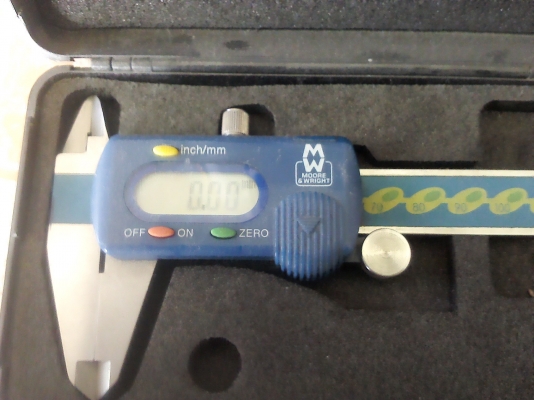 เวอร์เนียดิจิตอล  6 นิ้ว  มีกล่องพลาสติกบุฟองน้า(มี 1 ตัว)