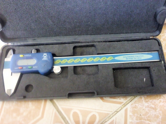 เวอร์เนียดิจิตอล  6 นิ้ว  มีกล่องพลาสติกบุฟองน้า(มี 1 ตัว)