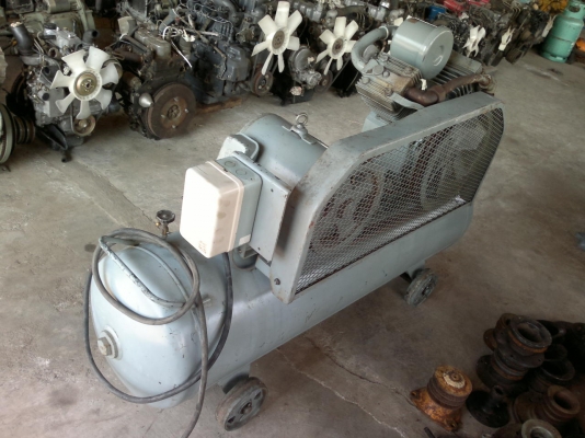 ขายเครื่องปั้มลมเก่าญี่ปุ่นยี่ห้อ Hitachi ขนาด 5 แรงสภาพสวยมากๆยังไม่เคยใช้งานในไทย