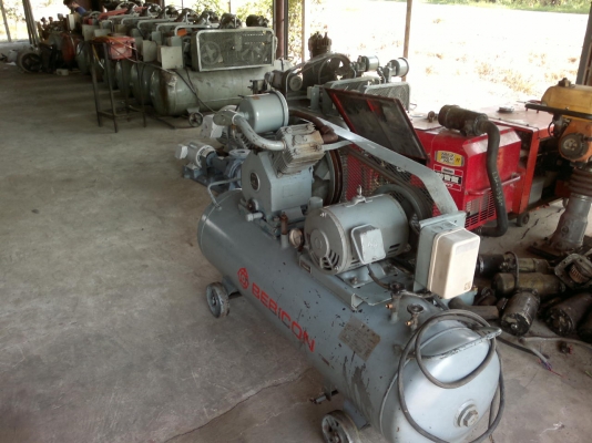 ขายเครื่องปั้มลมเก่าญี่ปุ่นยี่ห้อ Hitachi ขนาด 5 แรงสภาพสวยมากๆยังไม่เคยใช้งานในไทย