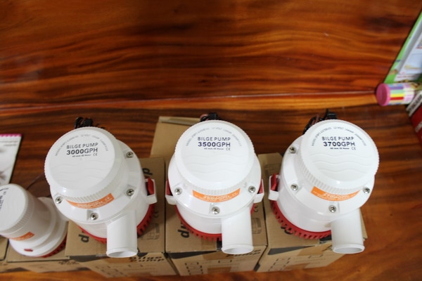ปั๊มน้ำใส่ในเรือ 12 v 500-3700 GPH และสวิชท์ลูกลอย มาตราฐาน CE R0HS ISO9001