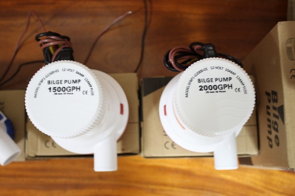 ปั๊มน้ำใส่ในเรือ 12 v 500-3700 GPH และสวิชท์ลูกลอย มาตราฐาน CE R0HS ISO9001