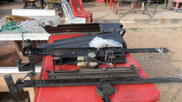 ฝาปิดบนกระบะ triton 4 door รุ่นแรก (มี 2 ตัว) ฝาปิดบนกระบะ triton 4 door รุ่นแรก (มี 2 ตัว)