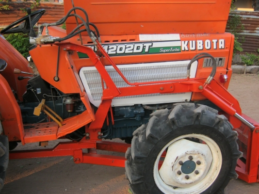 ขายด่วนรถไถนาคูโบต้า l 4202dt 4wd 4x4 เทอร์โบเพาเวอร์สวยๆพร้อมใบมีดดันหน้า-ผานหลัง 6x22 lcsพร้อมใช้ครับ...