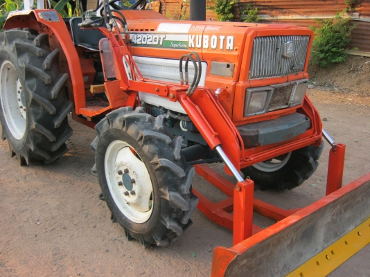 ขายด่วนรถไถนาคูโบต้า l 4202dt 4wd 4x4 เทอร์โบเพาเวอร์สวยๆพร้อมใบมีดดันหน้า-ผานหลัง 6x22 lcsพร้อมใช้ครับ...