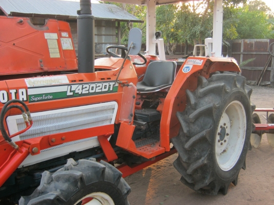 ขายด่วนรถไถนาคูโบต้า l 4202dt 4wd 4x4 เทอร์โบเพาเวอร์สวยๆพร้อมใบมีดดันหน้า-ผานหลัง 6x22 lcsพร้อมใช้ครับ...