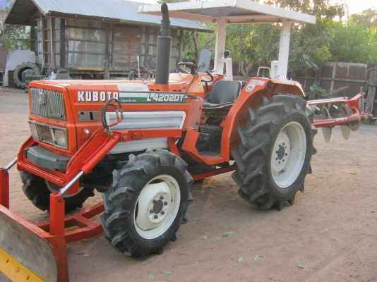 ขายด่วนรถไถนาคูโบต้า l 4202dt 4wd 4x4 เทอร์โบเพาเวอร์สวยๆพร้อมใบมีดดันหน้า-ผานหลัง 6x22 lcsพร้อมใช้ครับ...