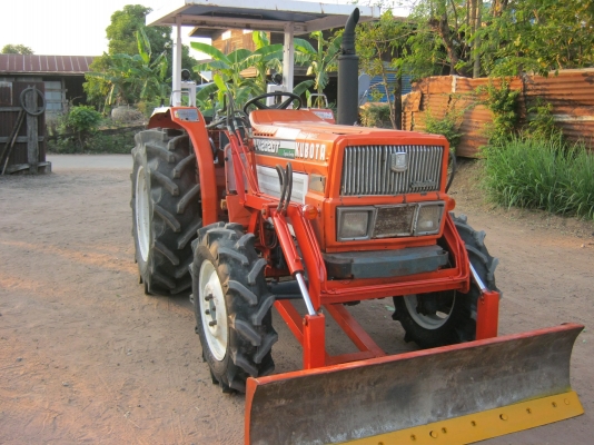 ขายด่วนรถไถนาคูโบต้า l 4202dt 4wd 4x4 เทอร์โบเพาเวอร์สวยๆพร้อมใบมีดดันหน้า-ผานหลัง 6x22 lcsพร้อมใช้ครับ...