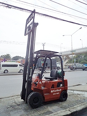 ขายรถยกนิสสัน 1.5 ตัน (รุ่นใหม่-มีหลังคา)  เครื่องเบนซิน เกียร์ออโต้  ( 2 ระบบ น้ำมัน-แก๊สนอก) กระบอกคู่   เสาสูง 3 เมตร ยางตันใหม่ พวงมาลัยเพาเว่อร์  สีเดิมจากนอก นำเข้าจากญี่ปุ่น ใช้งานได้ทันที