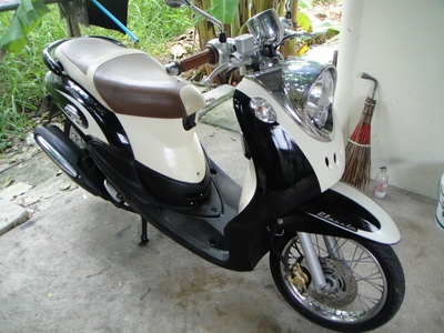 ขาย Yamaha Fino สีดำ-ขาว ลายคลาสสิค ชุดสีสวย ขาย Yamaha Fino สีดำ-ขาว ลายคลาสสิค ชุดสีสวย
