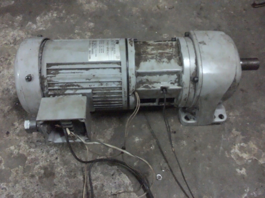 มอเตอร์เกียร์ GTR ขนาด 400 W.ของญี่ปุ่นแบบมีคลัทซ์ไฟฟ้าส่งกำลังและมีเบรคไฟฟ้า อัตราทด1:5 หมุนที่ประมาณ 300 รอบต่อนาที